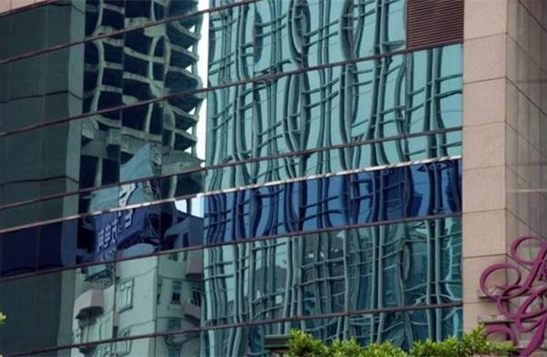 glass-curtain-wall-visual-distortion-morn-bm