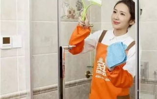 glass cleaning,shower door cleaning with scraper