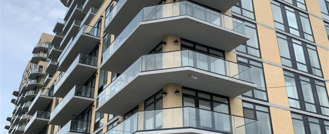 laminated glass balcony -morn-glass supply-export